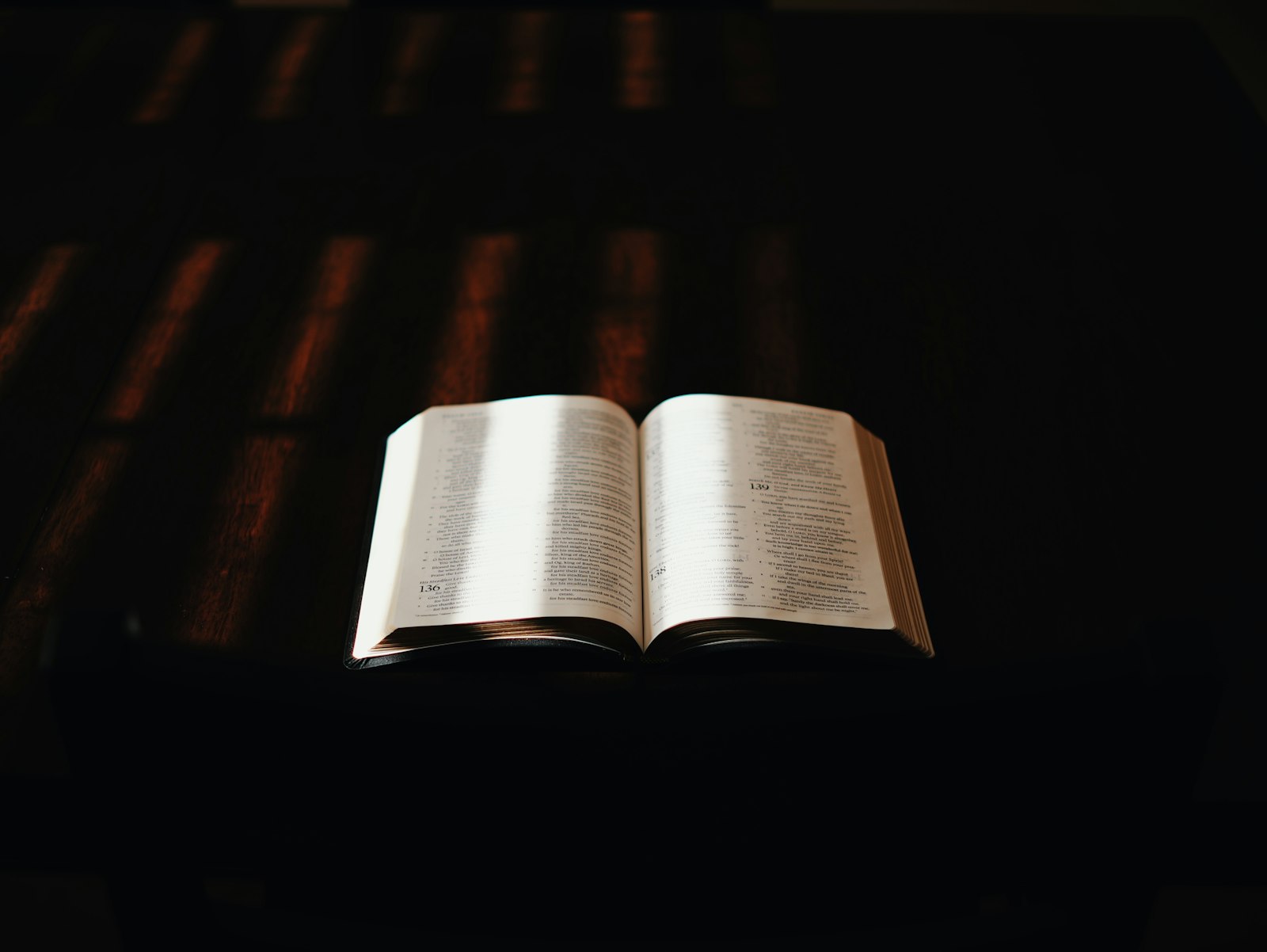 Livre ouvert éclairé par des rayons de lumière, symbole du storytelling