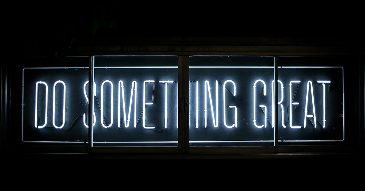 Enseigne néon Do Something Great, symbole d'un message qui pousse à l'action